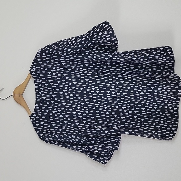 Chico's Black Grey Ruffle Sleeve No Iron Blouse Size Medium/10 - Picture 4 of 6